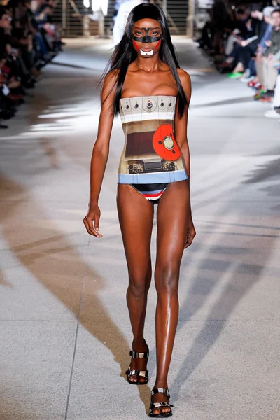 Look 16